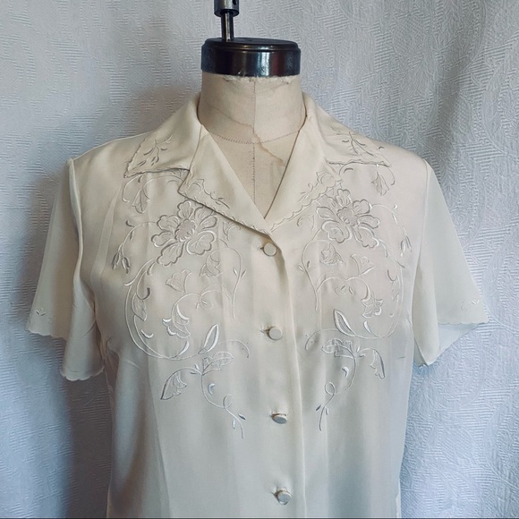 Pure silk M/L ivory hand embroidered short sleeve blouse. NWOT - Picture 3 of 6
